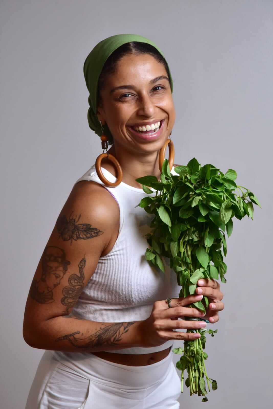 Luiza Ramos Felix com plantas