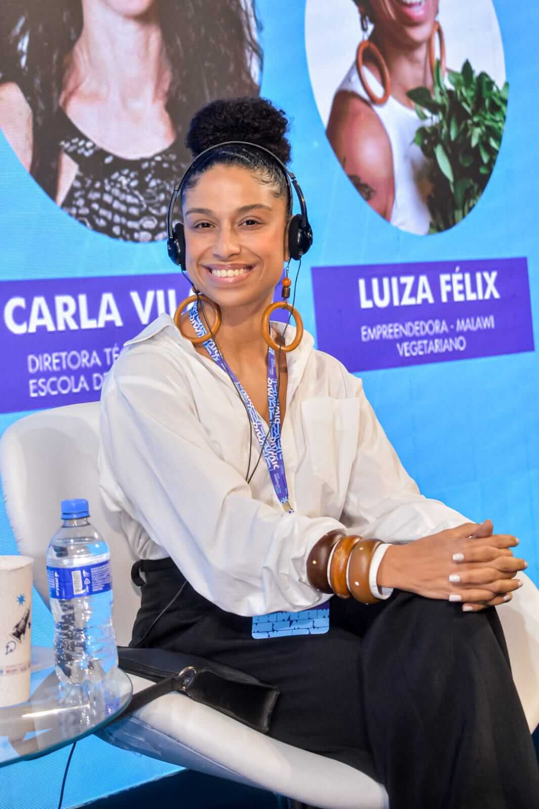 Luiza ensinando em curso de culinária vegana